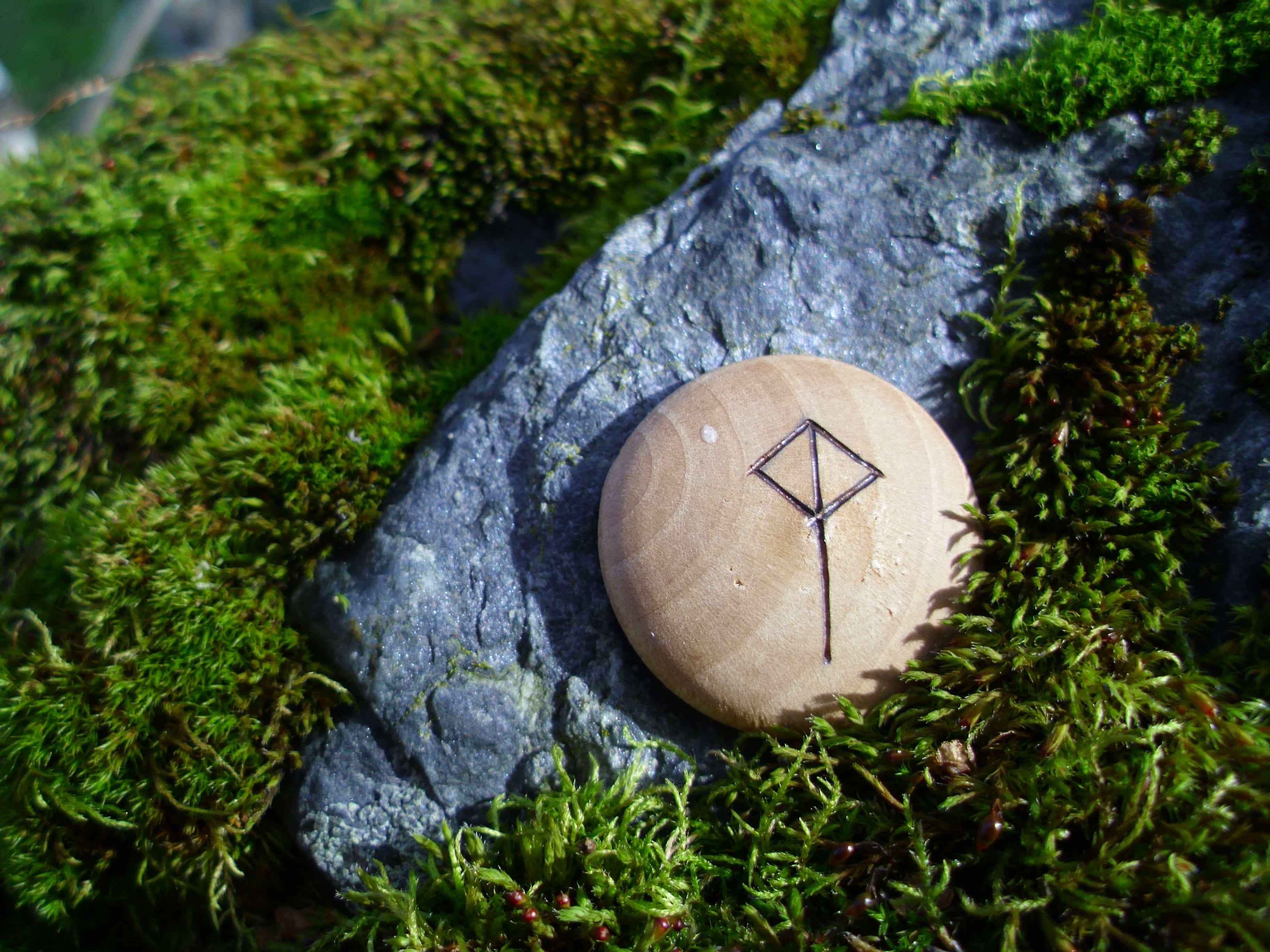 Pocket Rune for Balanced Joy - Wooden Rune Amulet / Balansert glede