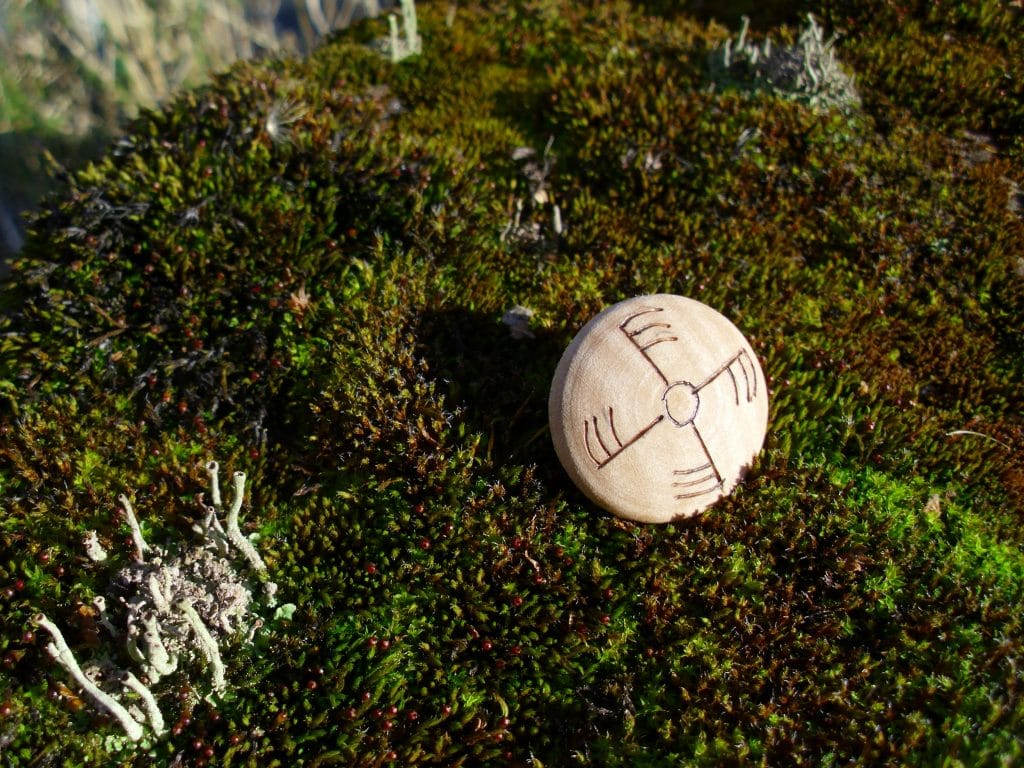 Ginfaxi - Pocket Rune for courage in combat - Wooden Rune Amulet