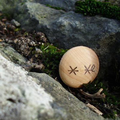 Hrætigaldur - Pocket Rune to put fear in your enemy - Wooden Rune Amulet
