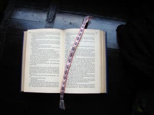 Cricled H tablet-woven bookmark